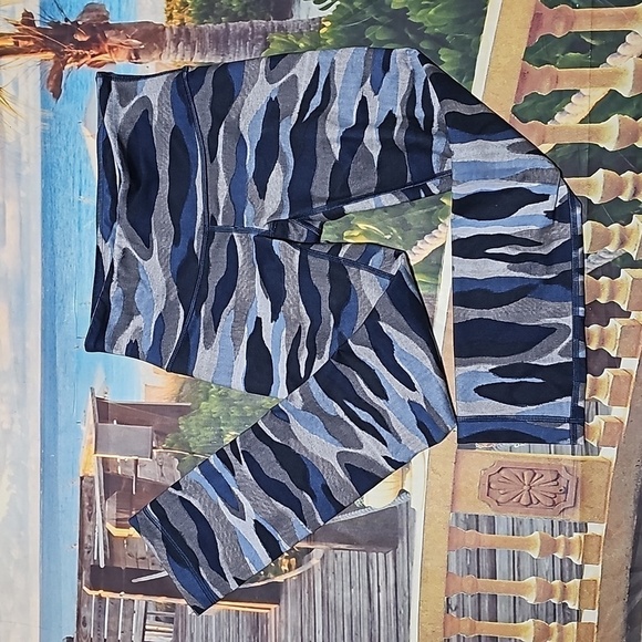 Lululemon Camo Capri Leggings Size 2 - Picture 1 of 7
